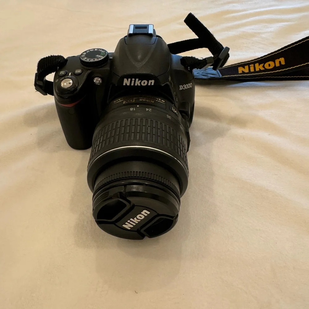 Nikon D3000 AF-S DX Digital VR Camera with 3 zoom lenses